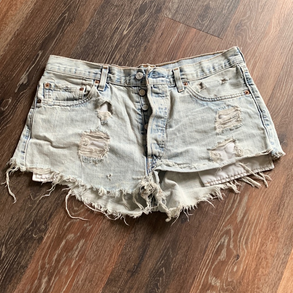 Acid wash Levi’s jean shorts. Button fly.